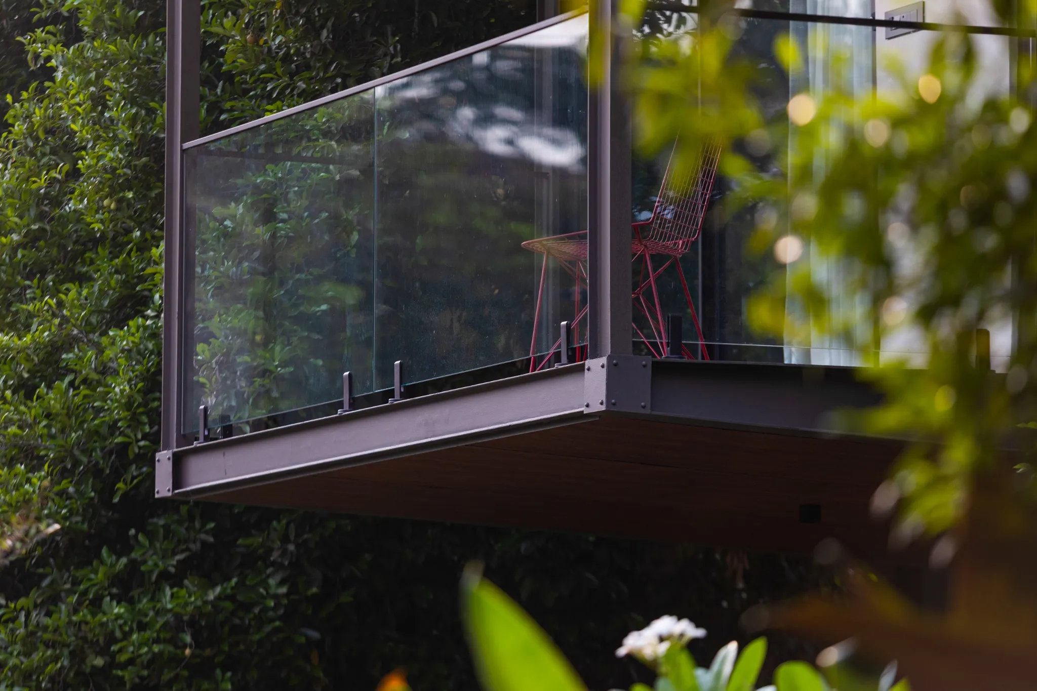 modern-house-balcony-glass-railing-detail