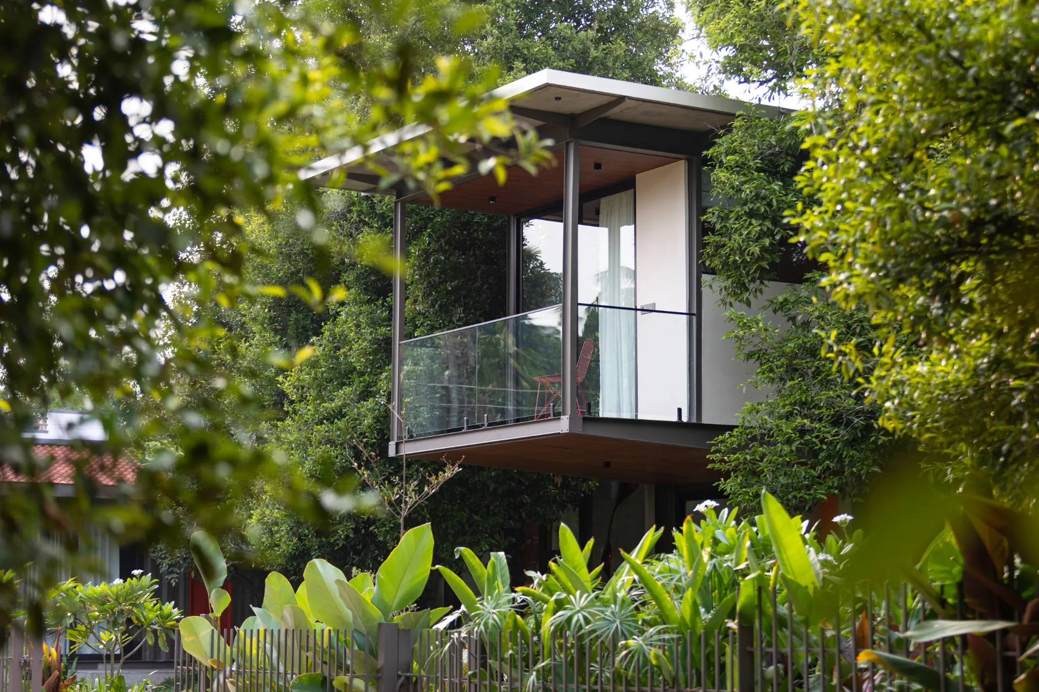 modern-tropical-house-glass-balcony-garden